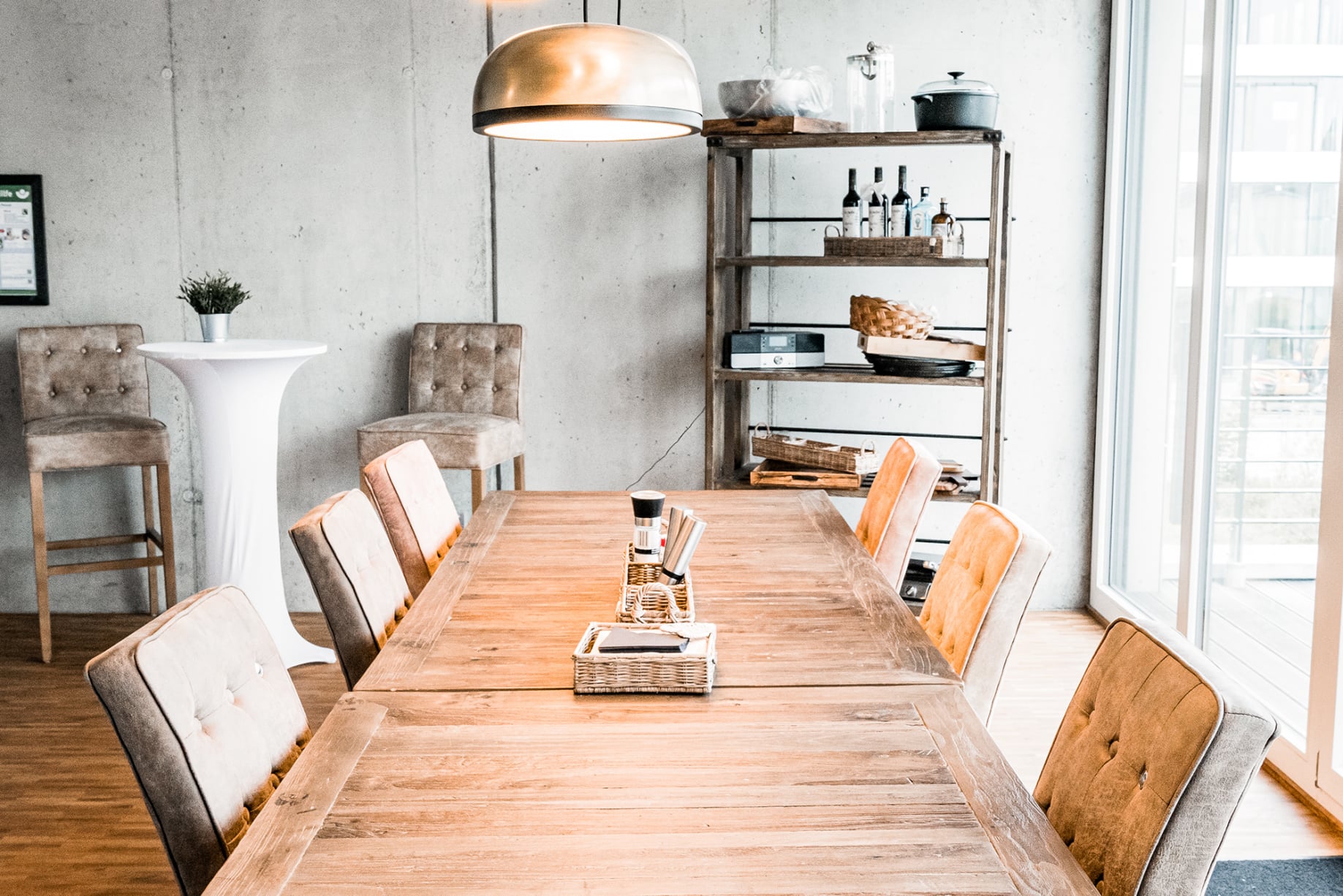 Ein helle Küche mit Besprechungstisch aus Holz